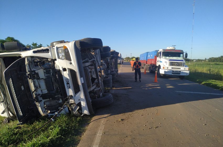  Tumbó un camión en acceso a Villa Concepción