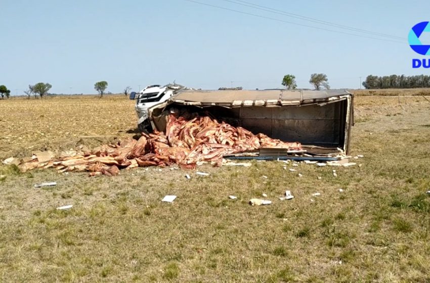  Volcó un camión que transportaba carne